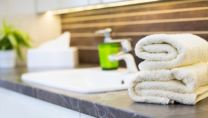 Se Busca um Ambiente Clean, Considere Toalhas Brancas ou Pretas