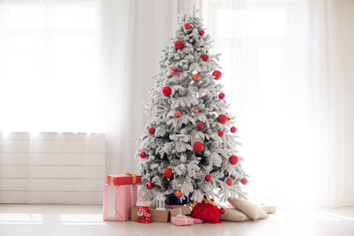 Para Inovar na Decoração, Escolha uma Árvore de Natal Nevada ou Colorida