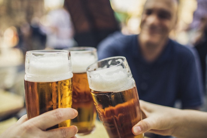 Vai Beber Sozinho ou entre Amigos? Considere o Volume da Garrafa ou Lata