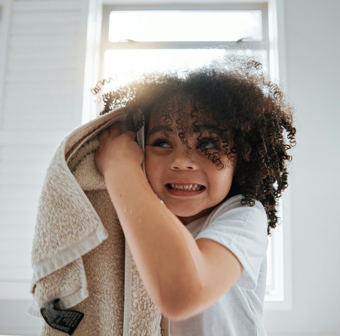 Para Cabelos Cacheados com a Curvatura Mais Fechada, Opte por Shampoos com Ativos Hidratantes
