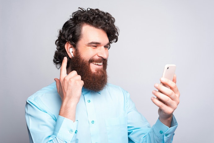 Funções Extras: Se Vai Usar em Smartphones, Escolha Fones com Microfone e Botões Integrados