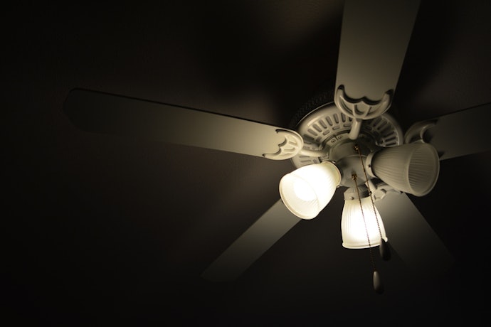 Para Ambientes Escuros, Prefira um Ventilador de Teto com Luminária