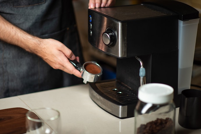 Uma Cafeteira para Cappuccino Compacta Não Ocupa Muito Espaço
