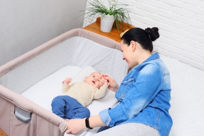Quer Facilitar o Amamentamento e o Monitoramento Noturno? Escolha um Berço que Acopla na Cama