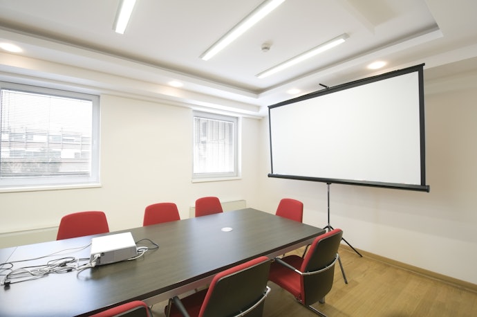 Para Telas de Projeção Móveis, Escolha Tripés de 230 cm, no Mínimo