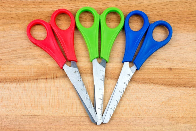 Explore as Cores e Estampas Disponíveis em Cada Tesoura Escolar