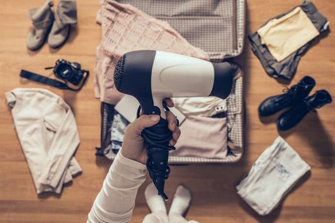 Para Economizar Espaço na Mala de Viagem, Opte por um Secador de Cabelo Mini
