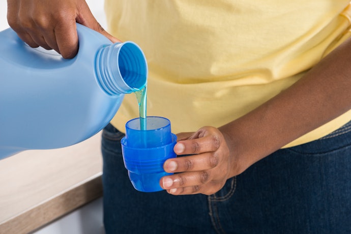 Para Remover Manchas Difíceis, Prefira um Sabão Líquido para Roupas com Função Tira-Manchas