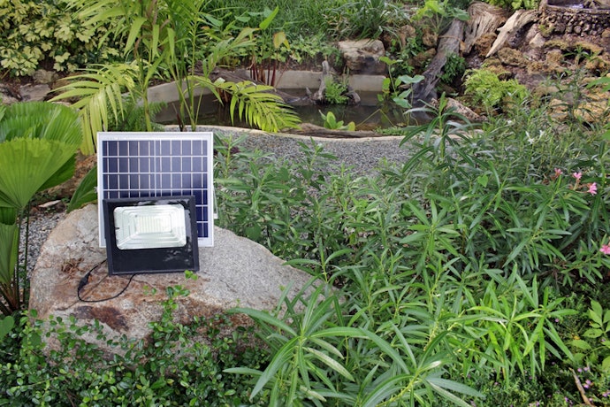Para Iluminar Áreas Grandes, como Gramados ou Piscinas, Prefira Refletores com Mais de 100W
