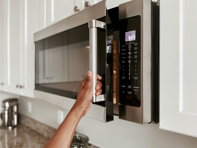 Tem Cozinha Planejada? Invista em um Micro-ondas Electrolux de Embutir