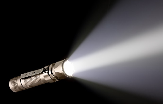 Aposte em Lanternas Recarregáveis com Fluxo Luminoso de ao Menos 100 lm