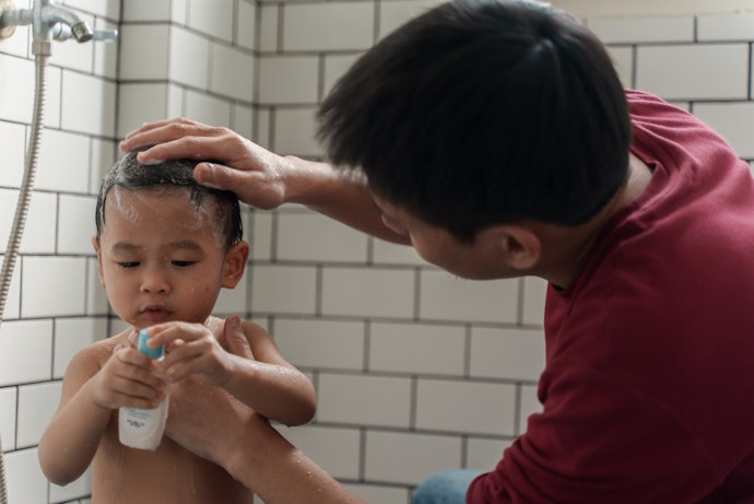 Para Crianças Muito Pequenas, Escolha um Shampoo para Piolho Infantil com Composição Segura