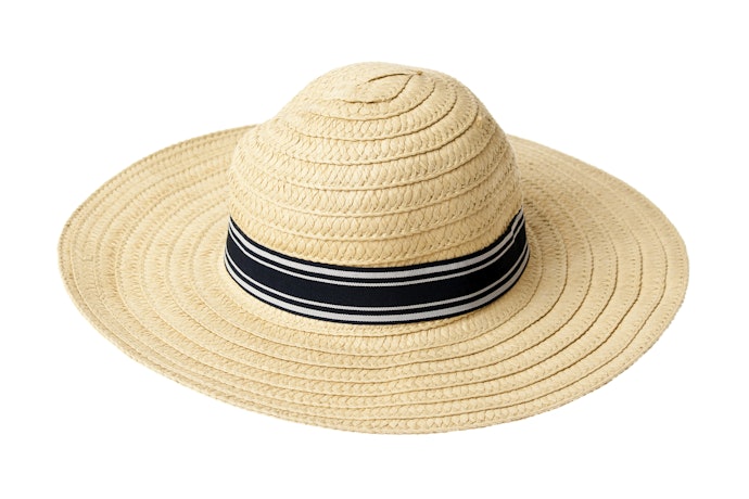 Um Chapéu de Palha de Praia é Ideal para Apreciar o Mar com Estilo