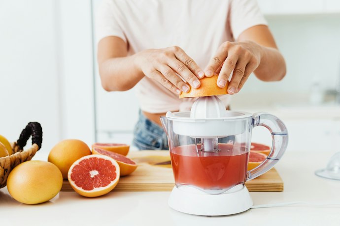 Para Preparos Mais Rápidos, Prefira um Espremedor de Frutas com 100 W ou Mais