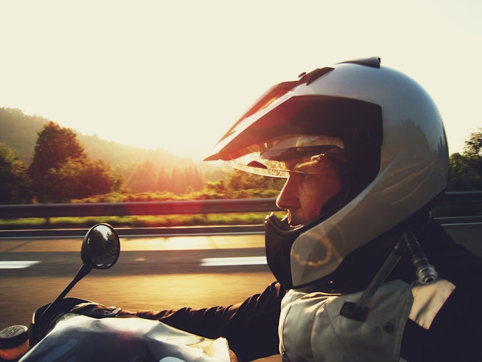 Garanta uma Viseira para Capacete com Proteção Anti-Risco
