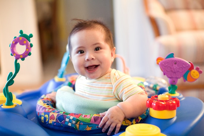 Entenda em Quais Posições o Bebê Poderá Usar o Centro de Atividades