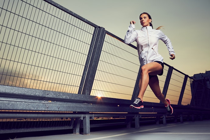 Um Short Feminino com Detalhes Refletivos é Essencial para Corridas Noturnas