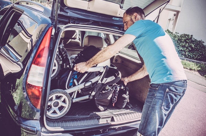Para Carregar o Carrinho de Bebê Compacto, Prefira Modelos Leves e com Fechamento Prático