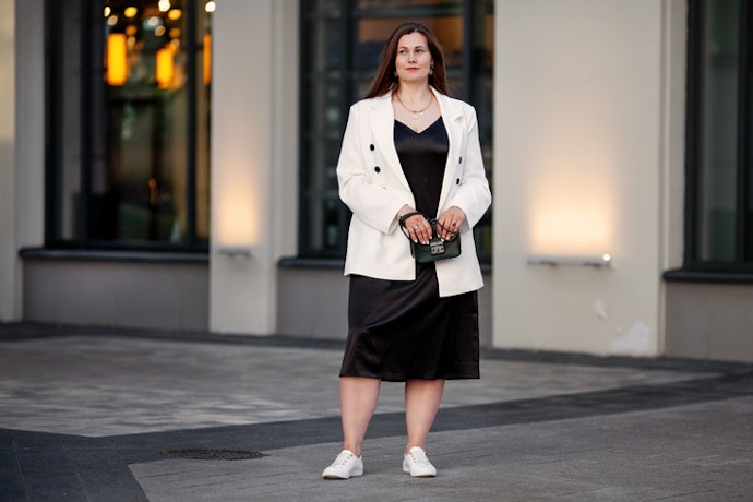 Para Usar com Vestido Social, Priorize Tênis com Design Minimalista