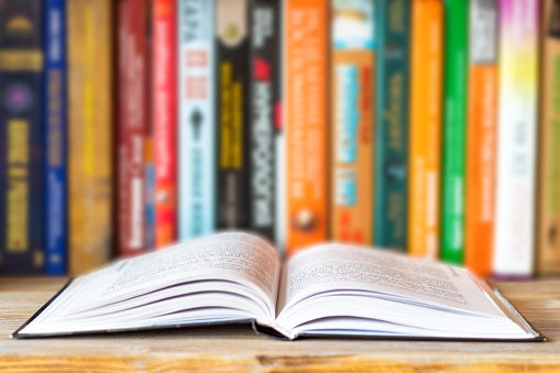 Livros de Capa Dura São Mais Resistentes, os de Capa Comum São Mais Baratos