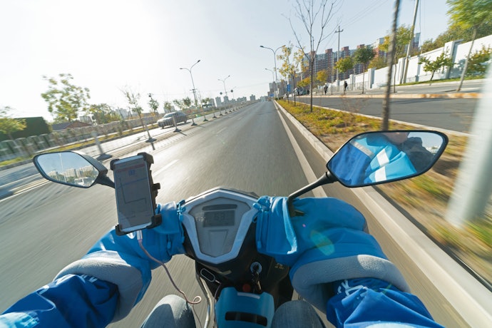 Considere um Suporte de Celular para Moto com Carregador