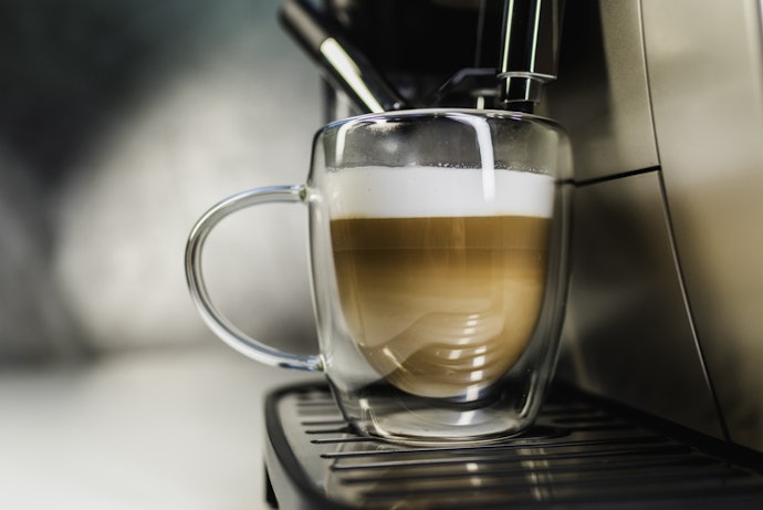 Quer Preparar Capuccino e Latte Machiatto? Escolha uma Cafeteira Expresso com Vaporizador