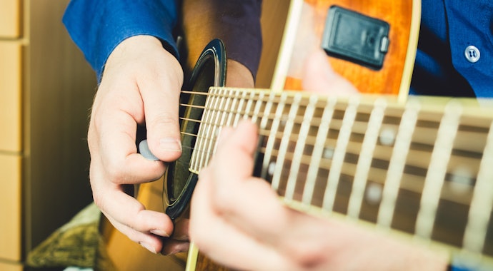 Violão Folk Acústico ou Eletroacústico? Fique Atento ao Tipo de Amplificação Sonora