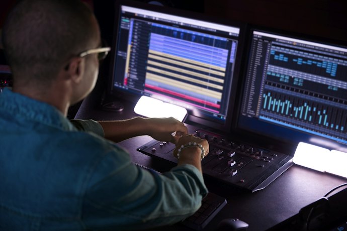 Prefira Controladoras DJ Que Já Acompanham Software de Navegação