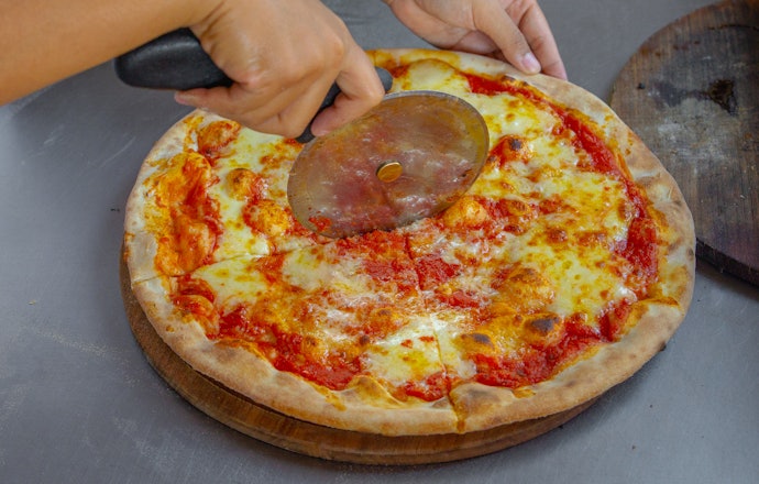 Para Fatias Grossas, Prefira Cortadores de Pizza com Lâmina Maior