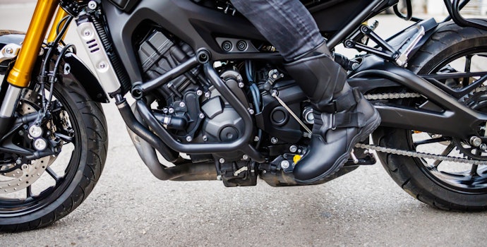 Para um Ajuste Firme, Prefira uma Bota para Motociclista com Fechamento em Zíper