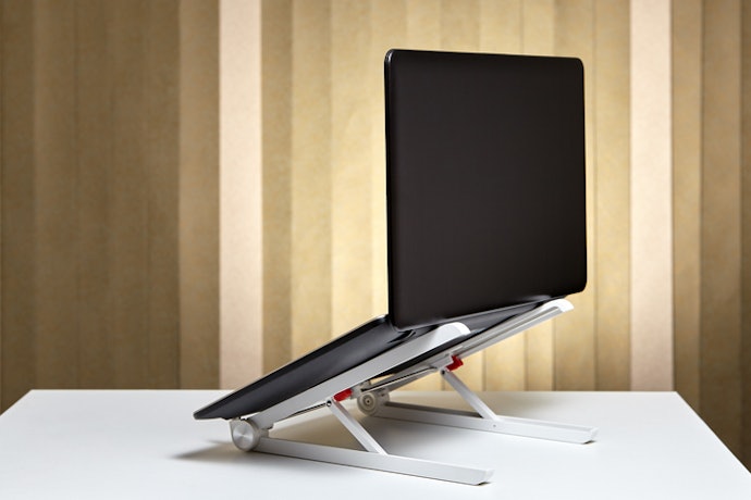 Para Ergonomia, Escolha um Suporte para Notebook com Altura entre 15 e 25 cm e Ângulo Ajustável
