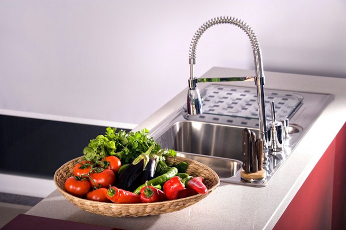 Para Alcance Total na Cuba: Prefira a Torneira Gourmet Flexível ou Extensível