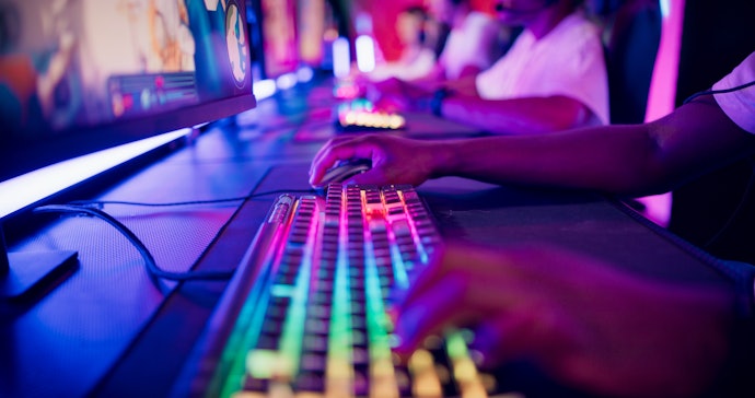 Escolha Modelos com Iluminação nas Teclas para Usar o Teclado em Locais Escuros