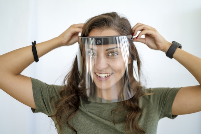 Face Shields com Encaixe ou Fivela São Mais Fáceis de Ajustar