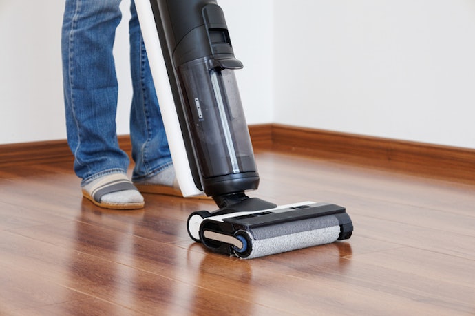 Quer Aspirar a Sujeira e Remover Manchas do Piso? Opte por um Aspirador sem Fio que Passa Pano