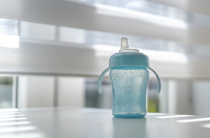 Para a Segurança do Bebê, Escolha um Copo de Transição Livre de BPA, Ftalatos e Chumbo