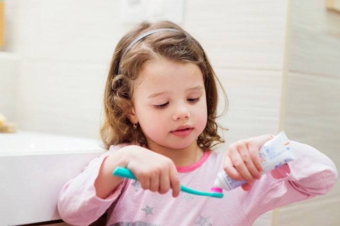 A Criança Já Escova os Dentes Sozinha? Embalagens com Tampa Flip Top Dão Mais Autonomia