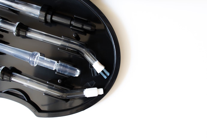 Veja Se o Irrigador Dental Tem Bicos Adequados para Implantes, Protocolos e Aparelhos