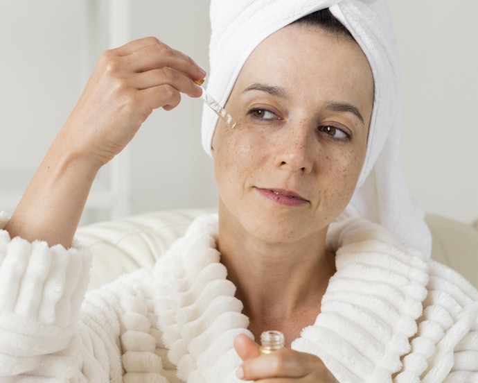 Para Manchas de Acne ou Melasma, Prefira Sérum Facial Clareador com Niacinamida e Ácido Kójico