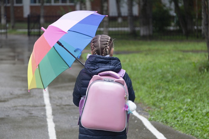 Para Proteger Seus Pertences da Chuva, Invista em Mochilas Escolares Impermeáveis