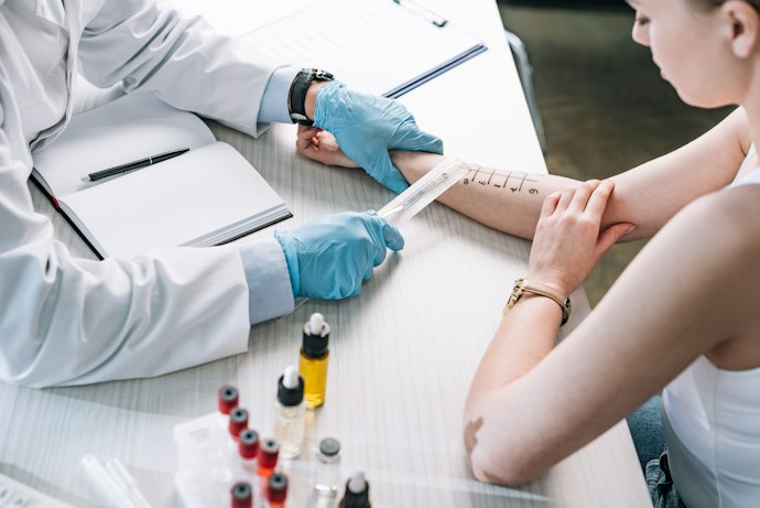 Quem é Alérgico ou Tem Pele Sensível Deve Buscar Produtos Dermatologicamente Testados