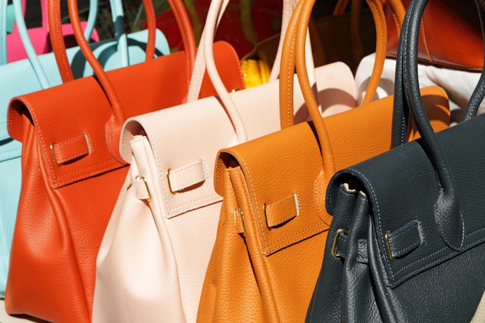 A Colcci Usa Materiais Sintéticos de Alta Qualidade para Ter as Bolsas Mais Coloridas