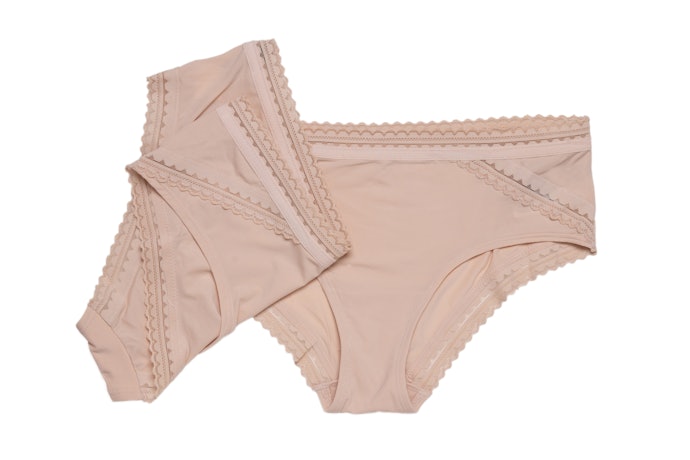 Calcinhas em Tons de Bege Ficam Invisíveis Sob Roupas Claras