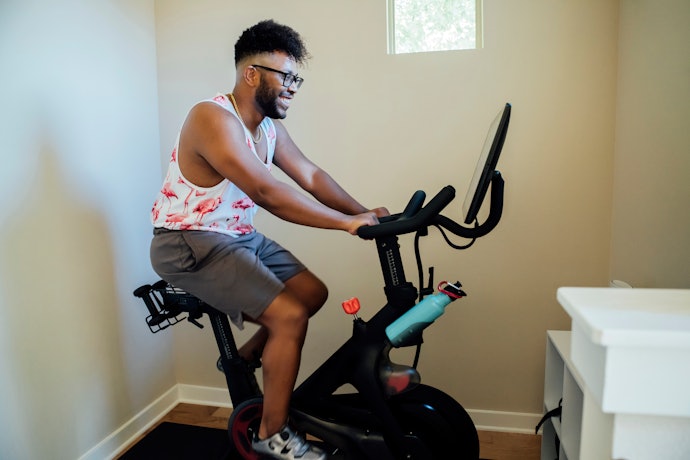 Quer Bicicleta Spinning para Casa com Pouco Espaço? Escolha Modelo de 1 m × 0,55 m e Rodinhas