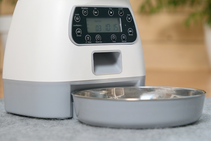 Busca um Comedouro Automático para Cachorro Seguro? Opte por um Modelo com Bateria Recarregável
