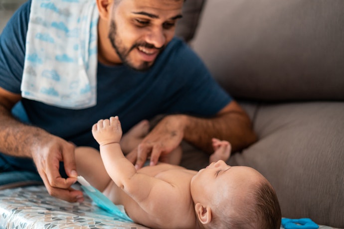 Para Várias Horas com Toque Seco, Escolha Fraldas Descartáveis com Canais de Ar