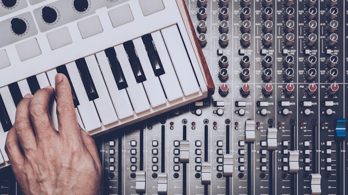 Verifique as Funcionalidades e Controles que o Teclado MIDI Oferece