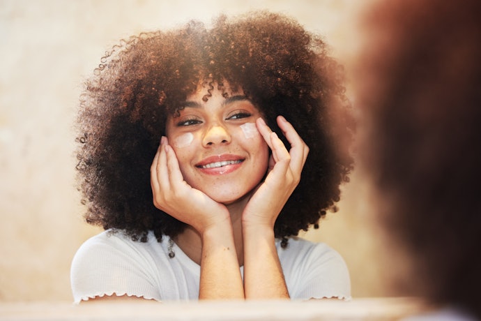 Conheça os Ativos dos Protetores Solares para Pele Negra, como Óxido de Ferro e Vitaminas