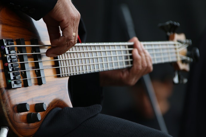 Precision ou Jazz Bass? Escolha o Baixo 5 Cordas Mais Adequado a Você