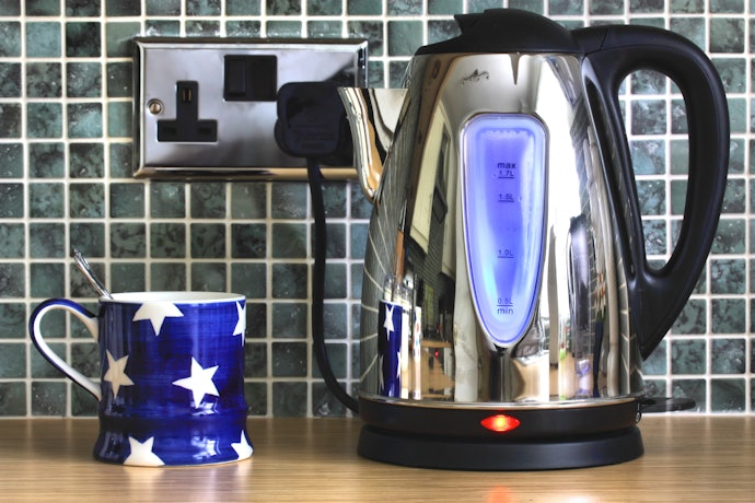 Para Facilitar o Uso, Escolha uma Chaleira Elétrica com Visor Automático e Outros Recursos